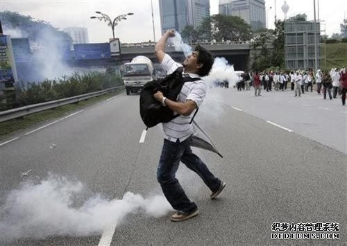 马来西亚数千示威者在首都吉隆坡与警方冲突